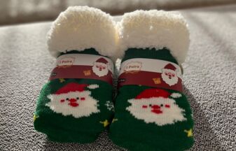 Kuschelig-warme, grüne Socken mit Weihnachtsmann-Motiv